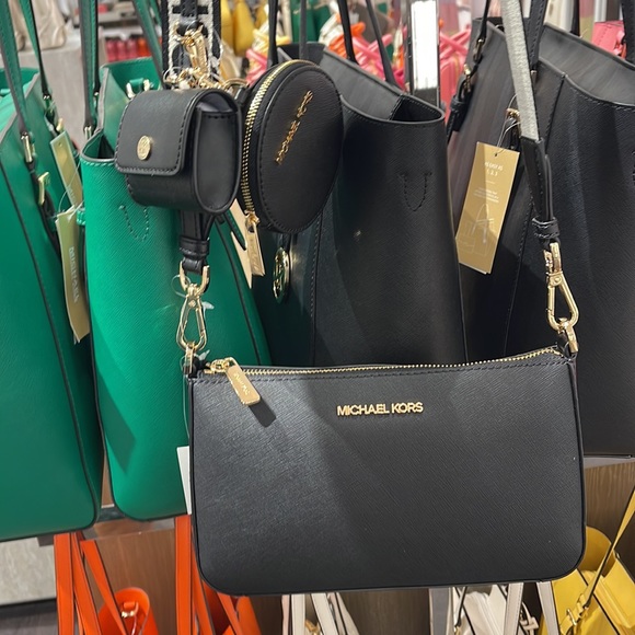 MICHAEL KORS
Jet Set Saffiano Leather Crossbody Bag with Case for Airpods Pro® - Picture 12 of 16